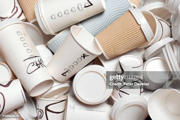 unrecyclable takeaway coffee cups - packaging foto e immagini stock