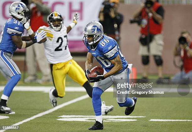Dennis Northcutt of the Detroit Lions runs the ball against the Pittsburgh Steelers during their NFL game on October 11, 2009 at Ford Field in...