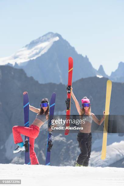 skieuses s’amuser sur une journée ensoleillée à les deux alpes - hot body pic photos et images de collection
