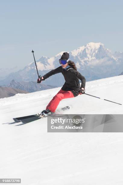 frau, die spaß am skifahren schneebedeckte skipiste - downhill stock-fotos und bilder