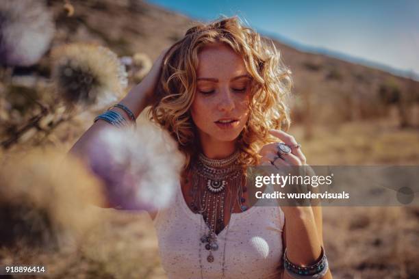 día de la hermosa chica bohemia soñando en campo al atardecer - woman day dreaming fotografías e imágenes de stock