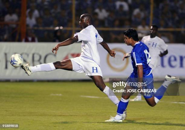 Honduran footballer David Suazo fights for the ball with Salvadorean Manuel Salazar on October 14, 2009 during their FIFA World Cup South Africa-2010...