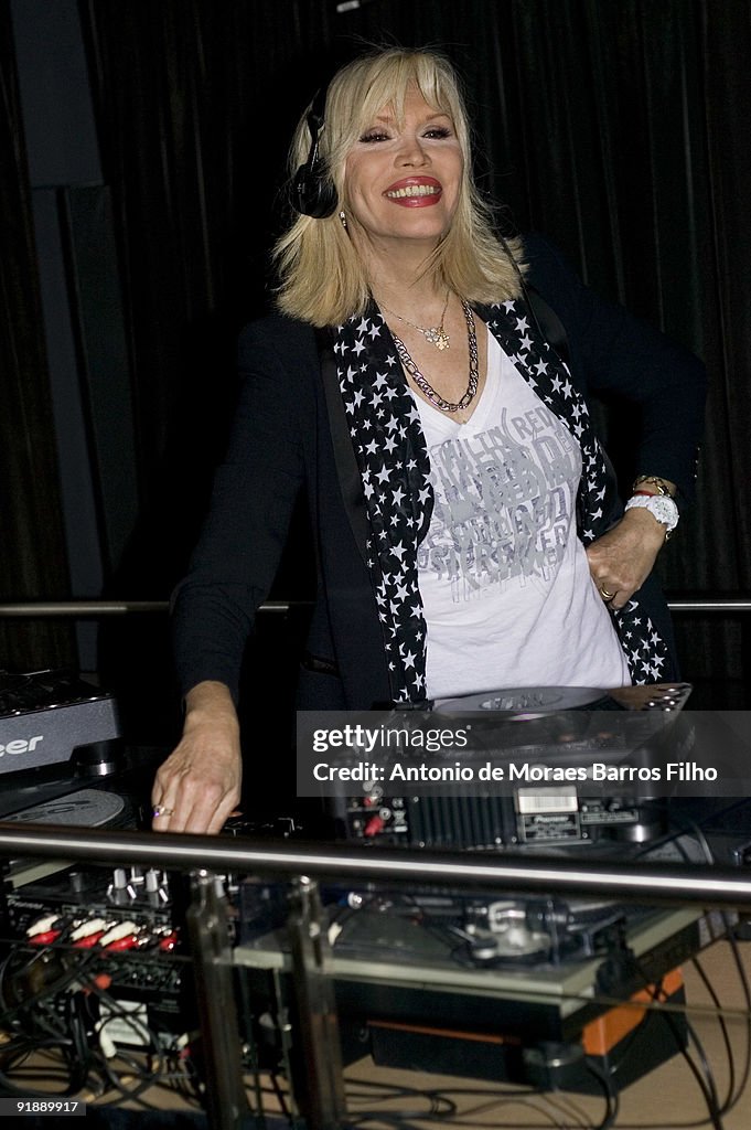 Amanda Lear Hosts Girly Star Party In Kube Hotel