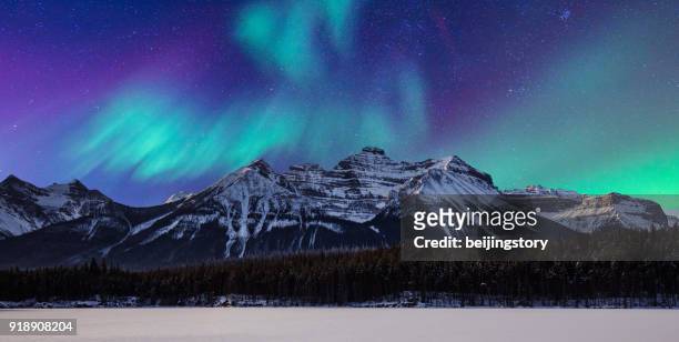 paesaggio-aurora e montagna - parco nazionale di banff foto e immagini stock