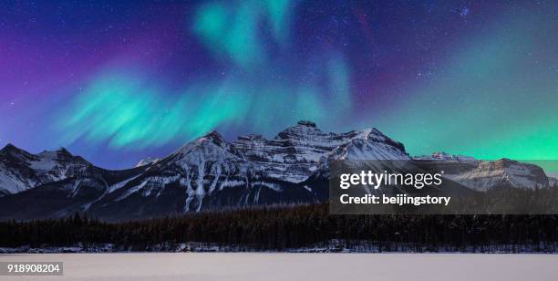 風景-極光和山 - aurora borealis 個照片及圖片檔