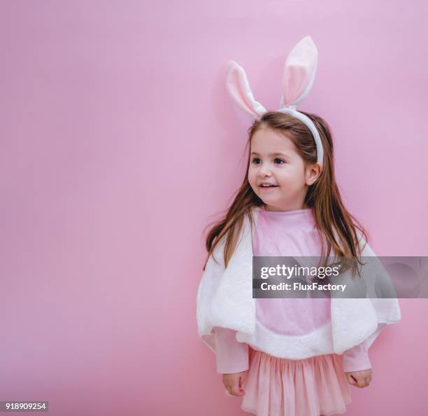 roze pasen is hier - bunny ears stockfoto's en -beelden