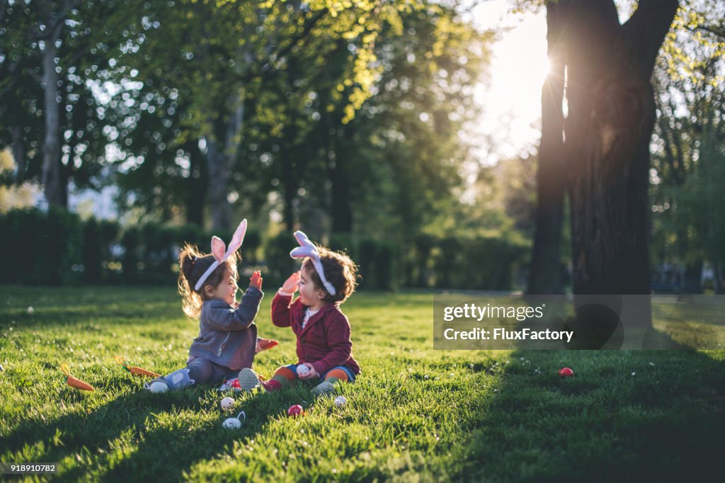 Jouer dans le parc pendant les vacances