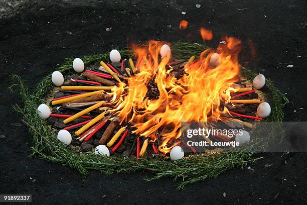 maya rite en guatemala - ceremonia tradicional fotografías e imágenes de stock