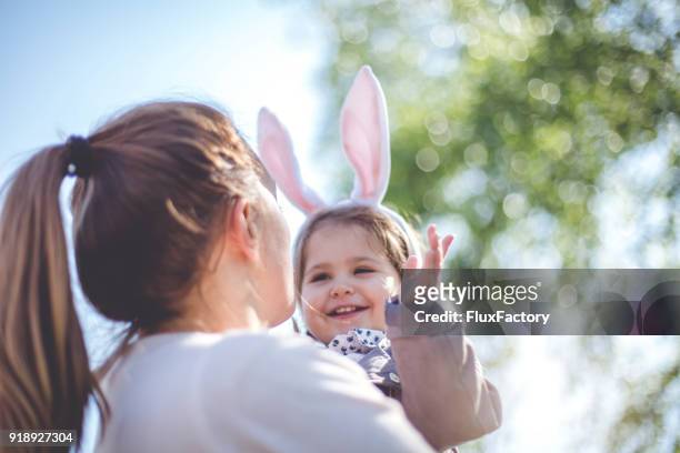 ostern-familienzeit - happy easter mom stock-fotos und bilder