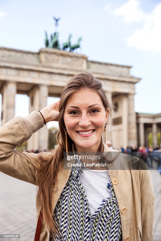 Porträt der Frau junger Tourist in Berlin - Brandenburger Tor