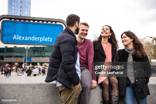 groep vrienden ontmoeten tijdens het weekend in berlijn, duitsland - berlin diversity alexanderplatz stockfoto's en -beelden