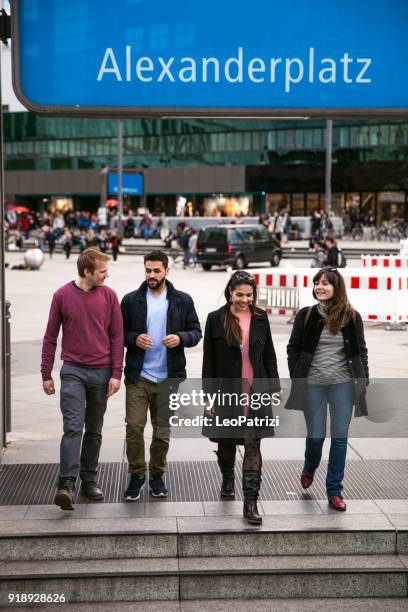 groep vrienden ontmoeten tijdens het weekend in berlijn, duitsland - berlin diversity alexanderplatz stockfoto's en -beelden