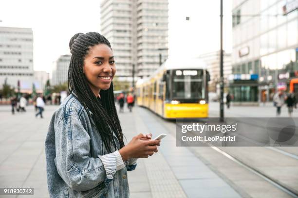 schwarze teenager frau pendeln in berlin - alexanderplatz - straßenbahn stock-fotos und bilder