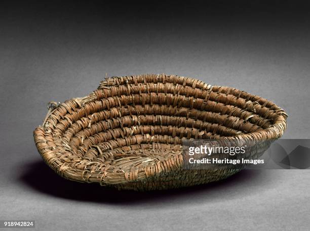 Basket, XVIIIth Dynasty . Coiled work, with wrapped centre. Dimensions: diameter: 29.5 cm