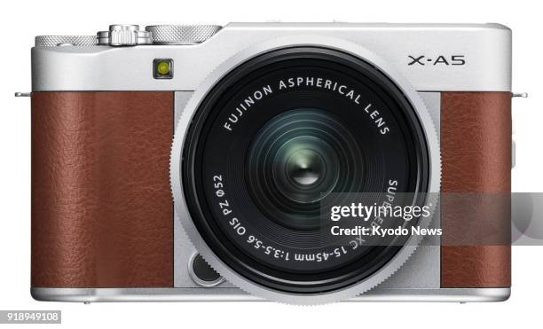Undated photo shows Fujifilm Corp.'s mirrorless digital camera "X-A5." ==Kyodo