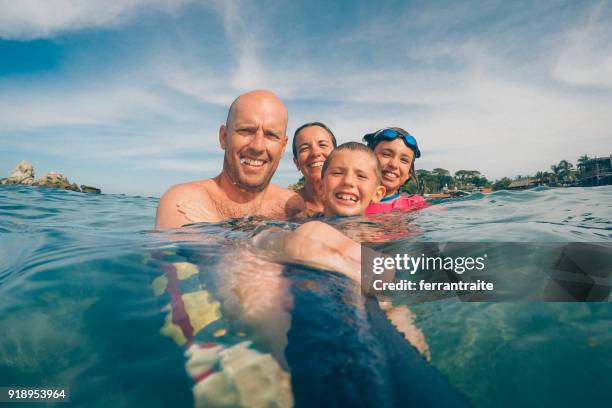 familjesemester i oaxaca stranden mexiko - beach selfie bildbanksfoton och bilder