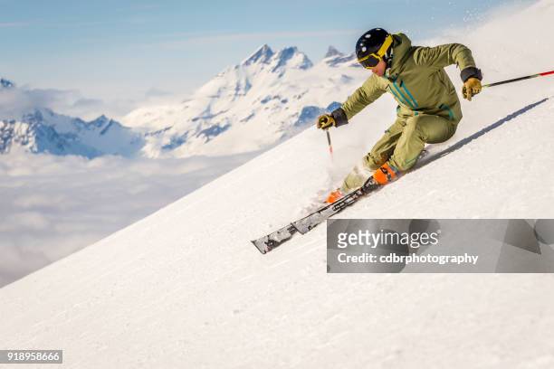 esquiar por encima de las nubes en los alpes - adrenalina fotografías e imágenes de stock
