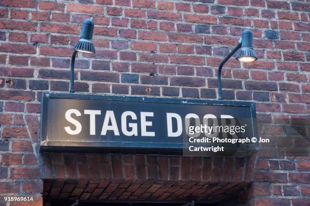 stage door - entrance sign stock-fotos und bilder