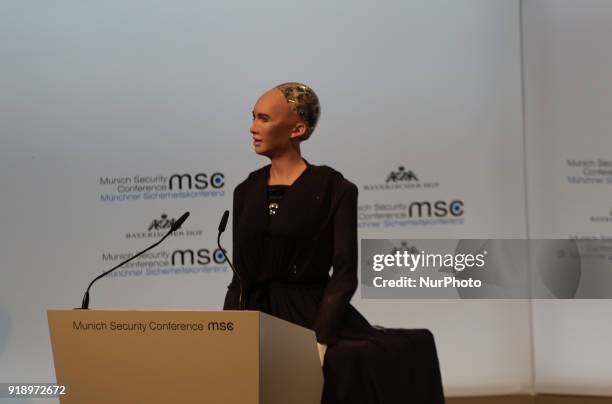 The robot Sophia talked to the people to symbolise artificial intelligence. Today the first panel of the Munich Security Conference was held....