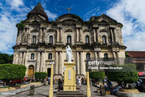 crumbling facade of basilica de st martin de tours (built 1856 onwards), claimed to be the largest church in se asia, taal, luzon island, philippines - taal 個照片及圖片檔