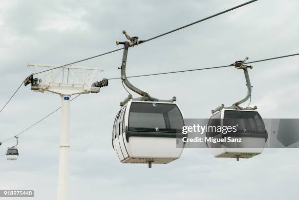 cable car in park of nations, lisbon - tranvía fotografías e imágenes de stock