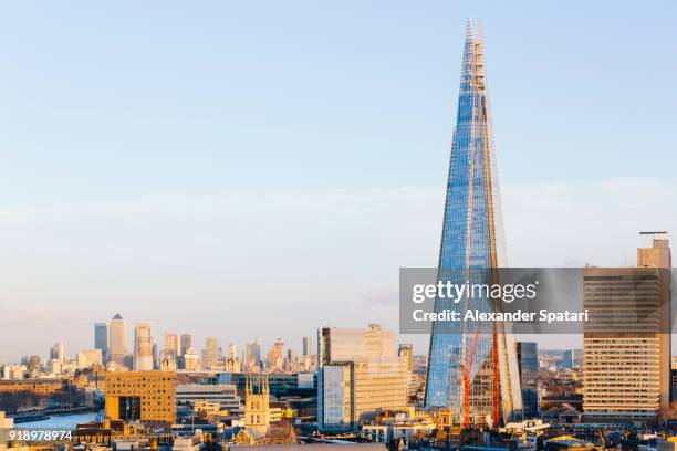 london cityscape with canary wharf financial district and the shard skyscraper, england, uk - sunset on canary wharf stock-fotos und bilder