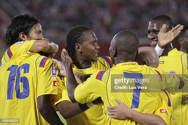 Colombian footballers celebrate the goal of teammate Gustavo Adrian Ramos against Paraguay, during a FIFA World Cup South Africa-2010 qualifier match...
