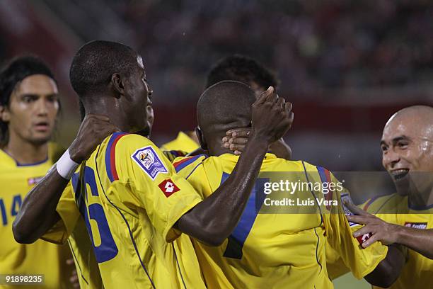 Players of Colombia celebrate scored goal by Gustavo Adrian Ramos during their match as part of the 2010 FIFA World Cup Qualifier at Defensores del...