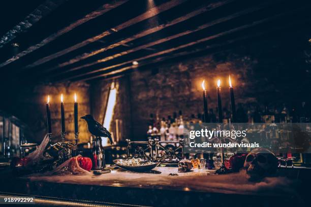 eng decoratie op tafel voor halloween banket - kerker stockfoto's en -beelden