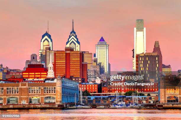 skyline del centro de la ciudad de filadelfia - delaware river fotografías e imágenes de stock