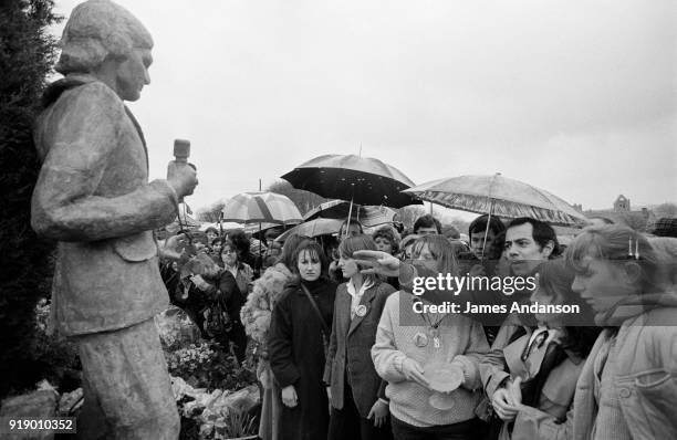 Dannemois - One year after the death of Claude François, the president of his fan club unveils the statue of the singer for which she raised funds,...