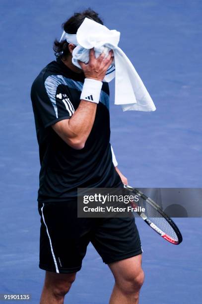 Fernando Gonzalez of Chile towels off during his match against Nikolay Davydenko of Russia during day five of 2009 Shanghai ATP Masters 1000 at Qi...