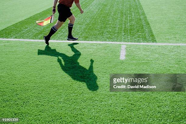 soccer referee/linesman with flag. - 判決 ストックフォトと画像