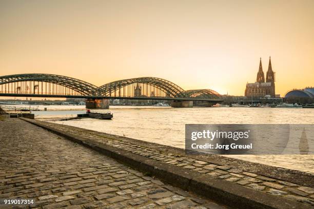 cologne at sunset - fiume reno foto e immagini stock