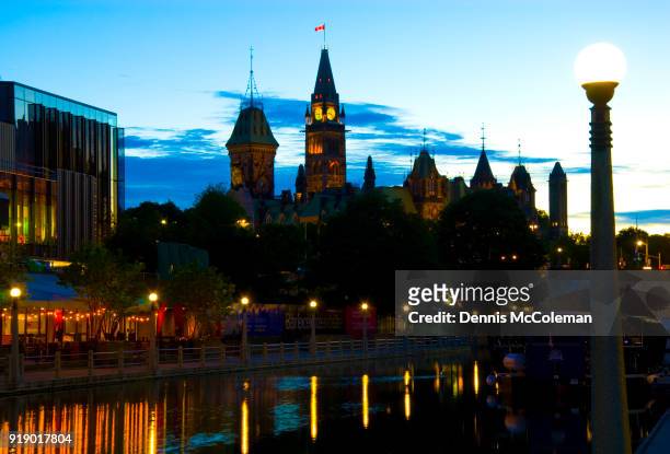 parliament and rideau canal at night, ottawa, ontario, canada - dennis mccoleman imagens e fotografias de stock