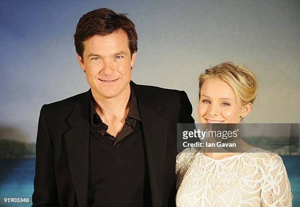 Jason Bateman and Kristen Bell attend the 'Couples Retreat' photocall at Claridge's on October 15, 2009 in London, England.