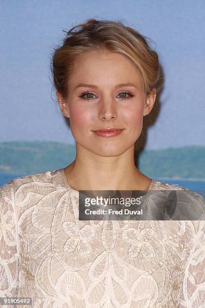 Kristen Bell attends photocall to promote 'Couples Retreat' on October 15, 2009 in London, England.