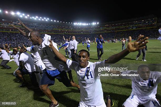 Honduras team celebrate their victory against El Salvador as part of the 2010 FIFA World Cup Qualifier at Cuscatlan Stadium on October 14, 2009 in...