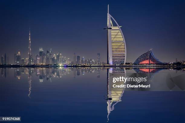 burj al arab hotel met de skyline van dubai, dubai - burj al arab night stockfoto's en -beelden