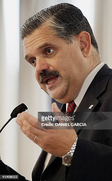 Argentine presidential candidate Ricardo López Murphy, of the Federal Movement of Recreation, speaks 16 April, 2003 to a group of businessmen from...