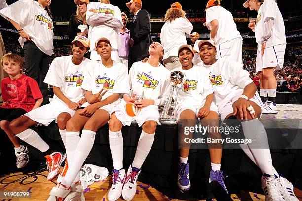 DeWanna Bonner, Tangela Smith, Diana Taurasi, Temeka Johnson and Le'coe Willingham of the Phoenix Mercury celebrates after winning the WNBA...