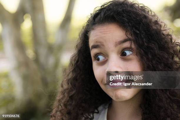 hermosa chica latina - levantar las cejas fotografías e imágenes de stock