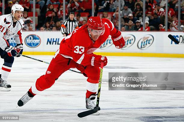 Kris Draper of the Detroit Red Wings skates during the game against the Washington Capitals on October 10, 2009 at Joe Louis Arena in Detroit,...