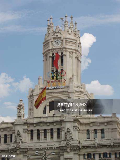 Palace of Telecommunications of Madrid in the Seat of Cibeles.En the central tower, logotipo of Madrid 2012, city candidate.