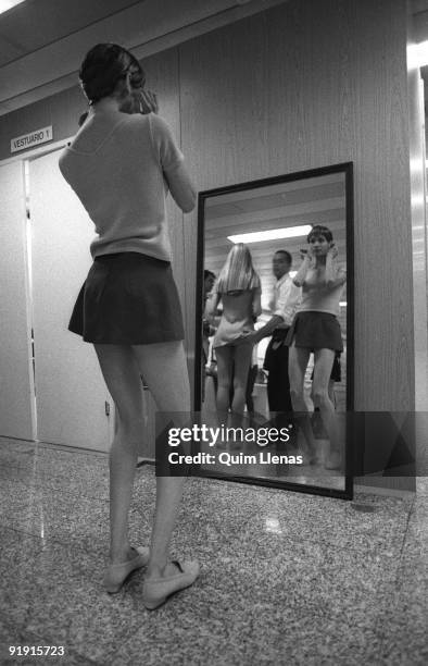 Modelo in front of a mirror. In the dressing rooms of the Cibeles Footbridge.