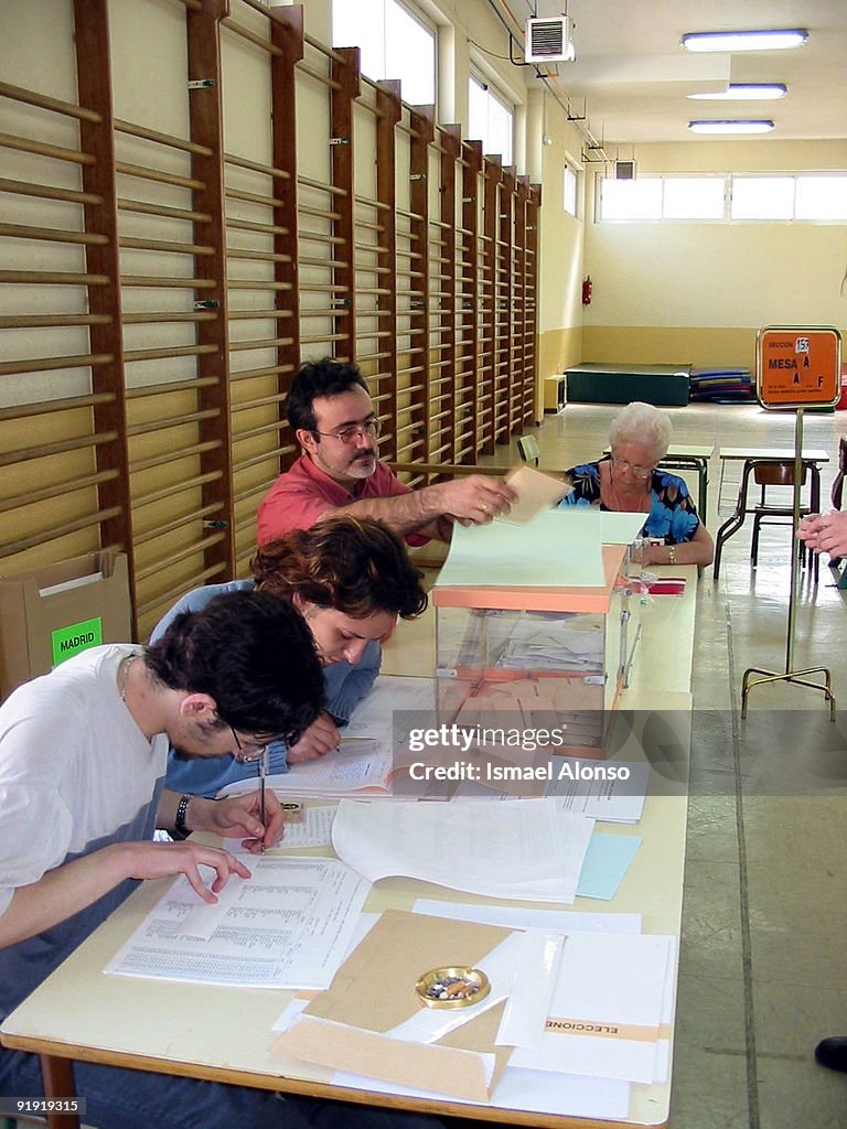 Madrid - School Republic of Colombia Aspect of the electoral school Republic of Colombia in the Blessed Bread district in Carabanchel during the municipal and autonomic elections of 2003. Ballot boxes electoral Problems Inspectors Electoral rol