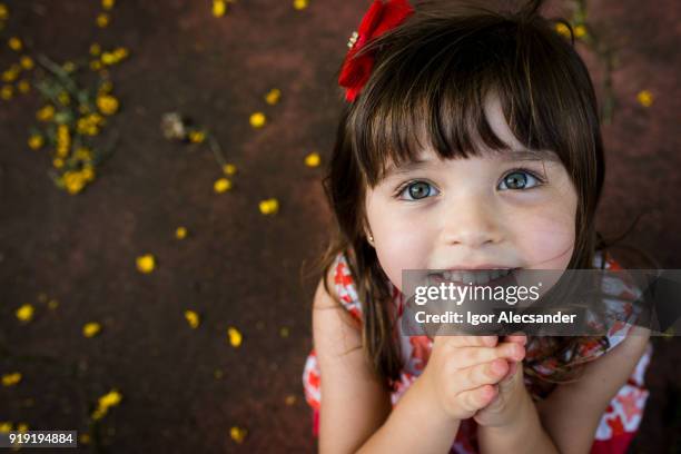 かわいい小さな女の子の屋外 - 子供のみ ストックフォトと画像