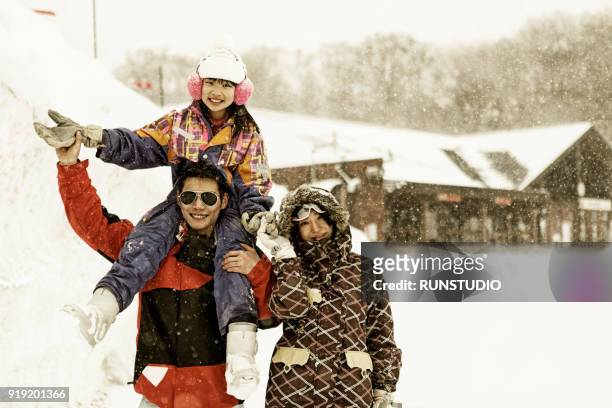 portrait of happy family in snow - happy skier stockfoto's en -beelden