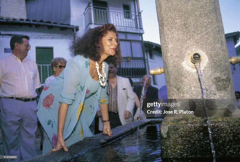 Carmen Alborch in Guisando The minister of Culture drinking water from a fountain