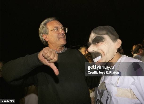 José Barrionuevo in a PSOE meeting Barrionuevo beside a man disguised as José María Aznar